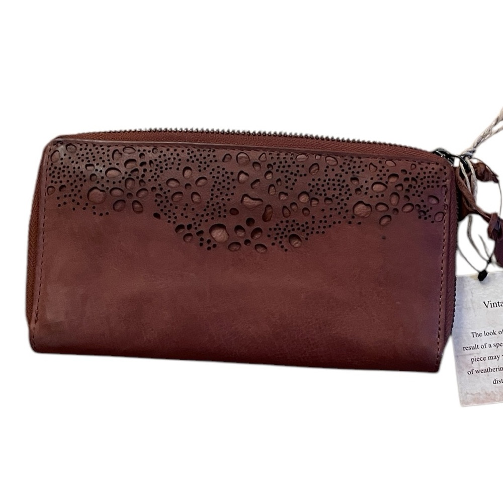 Boho chic brown genuine leather wallet. Zip closure. Credit card holder.